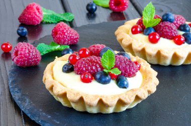 tartlets muhallebi ve çilek ile