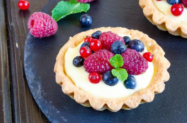 tartlets muhallebi ve çilek ile