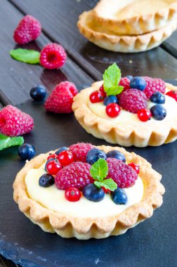 tartlets muhallebi ve çilek ile