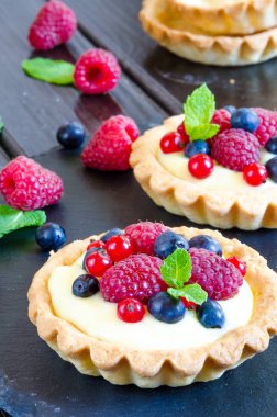 tartlets muhallebi ve çilek ile