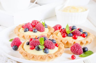 tartlets muhallebi ve çilek ile