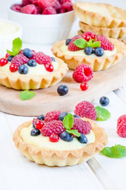 tartlets muhallebi ve çilek ile