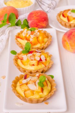 Tartlets muhallebi, Taze şeftali ve badem ile
