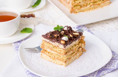 Karamel krem, beze ve fıstık ile pasta