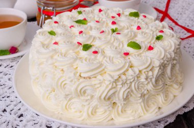 Katman pasta karamel ve tereyağı krema ile