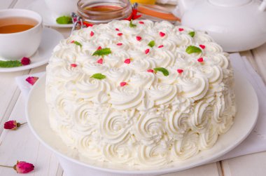 Katman pasta karamel ve tereyağı krema ile