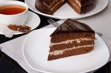 Çikolata katman pasta tereyağı krema ile. Geleneksel kek Prag.