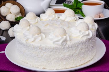 Hindistan cevizi ve krema ile vanilya katman pasta