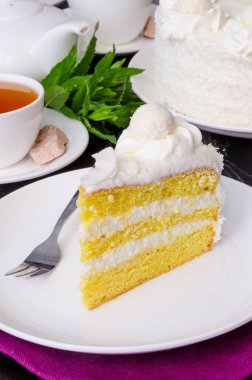 Hindistan cevizi ve krema ile vanilya katman pasta