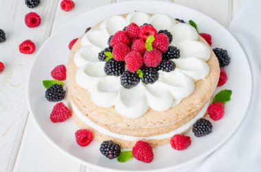 Katman Bademli kek krem ve çilek