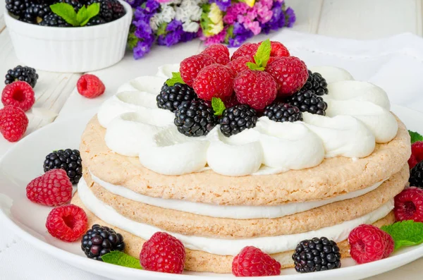 Pastel Almendras Capa Con Crema Bayas —  Fotos de Stock