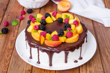 Vanilya mus kek şeftali ve çikolata sır