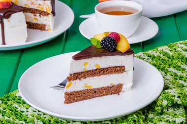 Vanilya mus kek şeftali ve çikolata sır