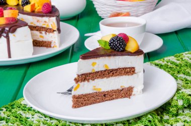 Vanilya mus kek şeftali ve çikolata sır