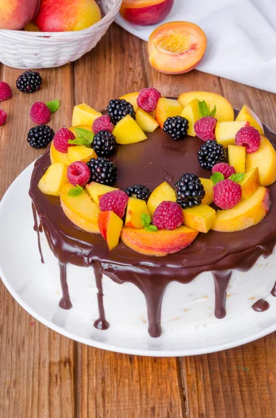 Vanille Mousse Kuchen Mit Pfirsichen Und Schokoglasur — Stockfoto