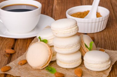 Geleneksel tatlı macarons vanilya ve beyaz krem çikolata ile Fransızca
