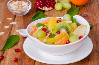 Bir kase taze meyve salatası. Sağlıklı yemek.