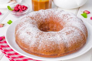 Çay kek ahududu ve karamel sos ile