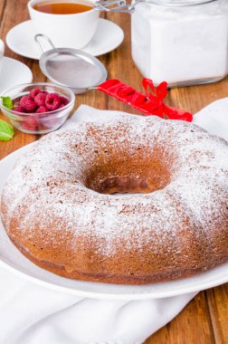 Çay kek ahududu ve karamel sos ile