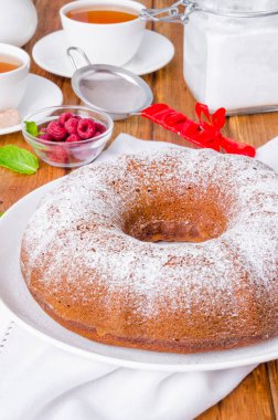 Çay kek ahududu ve karamel sos ile