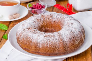 Çay kek ahududu ve karamel sos ile