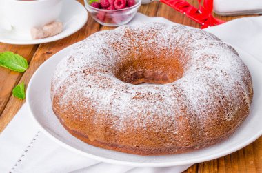 Çay kek ahududu ve karamel sos ile