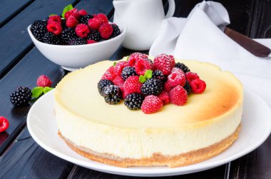 Ahududu ve böğürtlen ile lezzetli peynirli kek