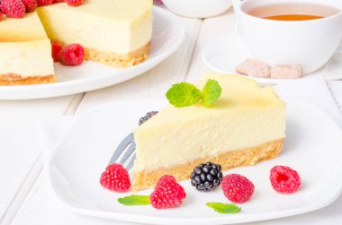 Ahududu ve böğürtlen ile lezzetli peynirli kek