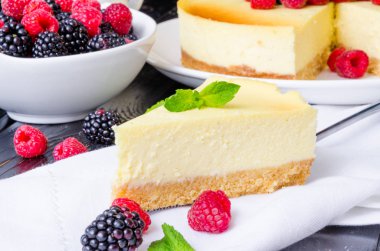 Ahududu ve böğürtlen ile lezzetli peynirli kek