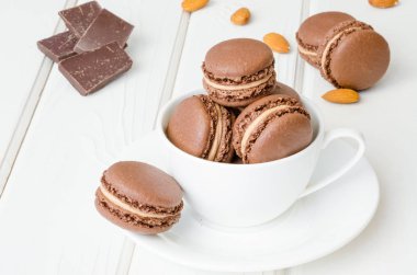 Geleneksel tatlı çikolata macarons kahve krem ile Fransız