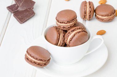 Geleneksel tatlı çikolata macarons kahve krem ile Fransız