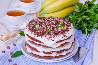 Çikolatalı Pasta krema ve muz ile. Rustik tarzı