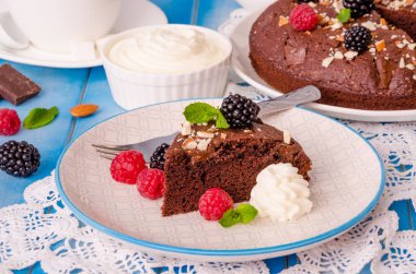 Ahududu, böğürtlen, badem ve krem şanti ile çikolatalı kek kek