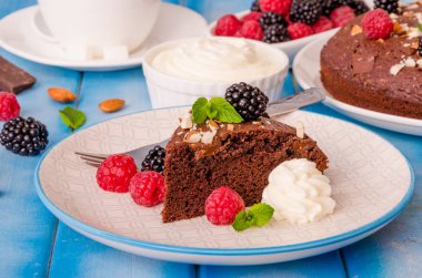 Ahududu, böğürtlen, badem ve krem şanti ile çikolatalı kek kek