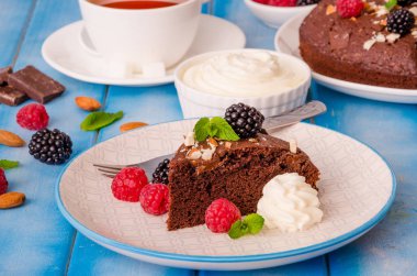 Ahududu, böğürtlen, badem ve krem şanti ile çikolatalı kek kek