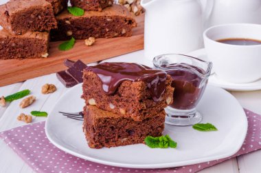 Ceviz ve çikolata sosu ile çikolatalı kek kek