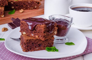 Ceviz ve çikolata sosu ile çikolatalı kek kek