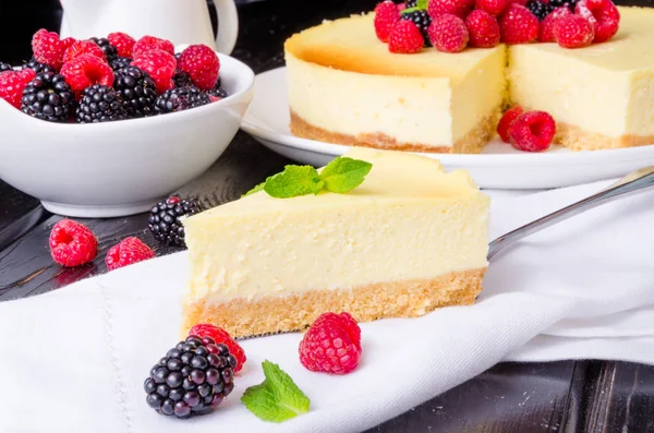 Köstlicher Käsekuchen Mit Himbeeren Und Brombeeren — Stockfoto