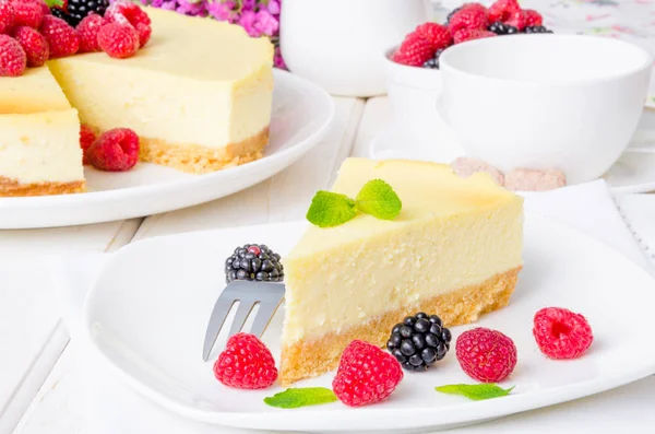 Delicioso Cheesecake Com Framboesas Amoras — Fotografia de Stock