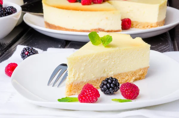 Delicioso Cheesecake Com Framboesas Amoras — Fotografia de Stock