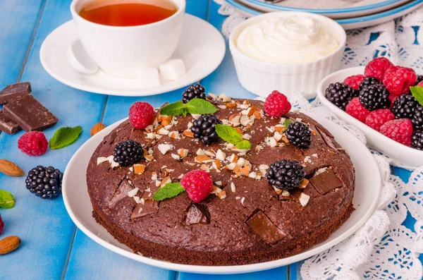 Brownie Chocolat Aux Framboises Mûres Amandes Crème Fouettée — Photo