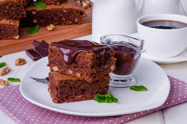 Bolo Chocolate Brownie Com Nozes Molho Chocolate — Fotografia de Stock