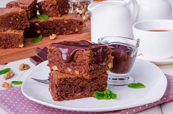 Bolo Chocolate Brownie Com Nozes Molho Chocolate — Fotografia de Stock