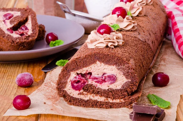 Шоколад Roll Пиріг Кремом Вишня Чорний Ліс Торт — стокове фото