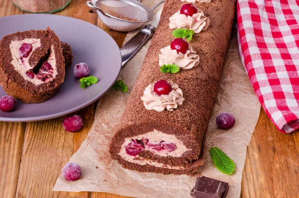 Шоколад Roll Пиріг Кремом Вишня Чорний Ліс Торт — стокове фото