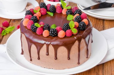 Çikolata katman kek kiraz dolum ve üstte taze çilek