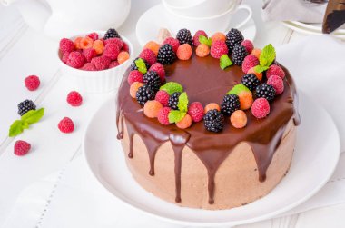 Çikolata katman kek kiraz dolum ve üstte taze çilek