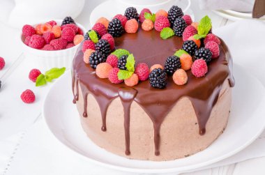 Çikolata katman kek kiraz dolum ve üstte taze çilek