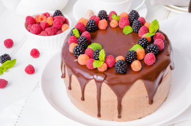 Çikolata katman kek kiraz dolum ve üstte taze çilek