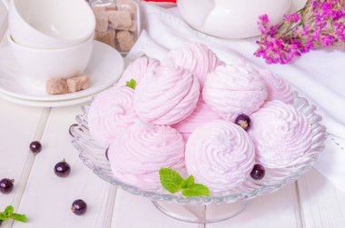 Rus berry hatmi veya zefir tatlı beyaz bir arka plan üzerinde